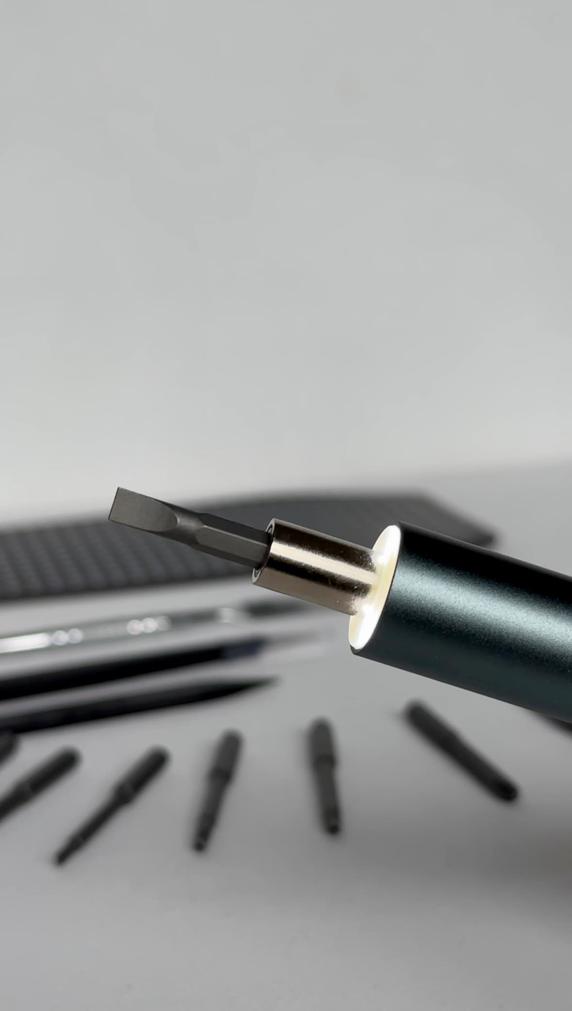 Elektryczny śrubokręt precyzyjny 62w1 – zestaw do naprawy elektroniki