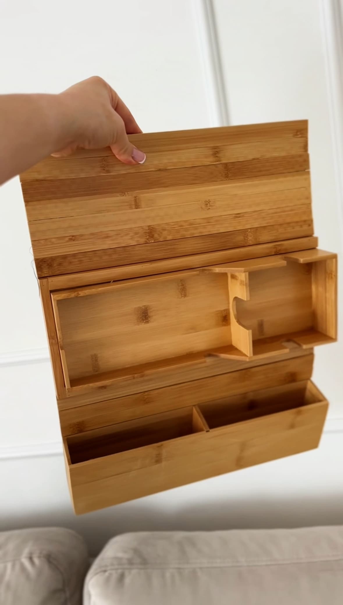 Bambusowa tacka na podłokietnik kanapy – uchwyt na kubek i organizer