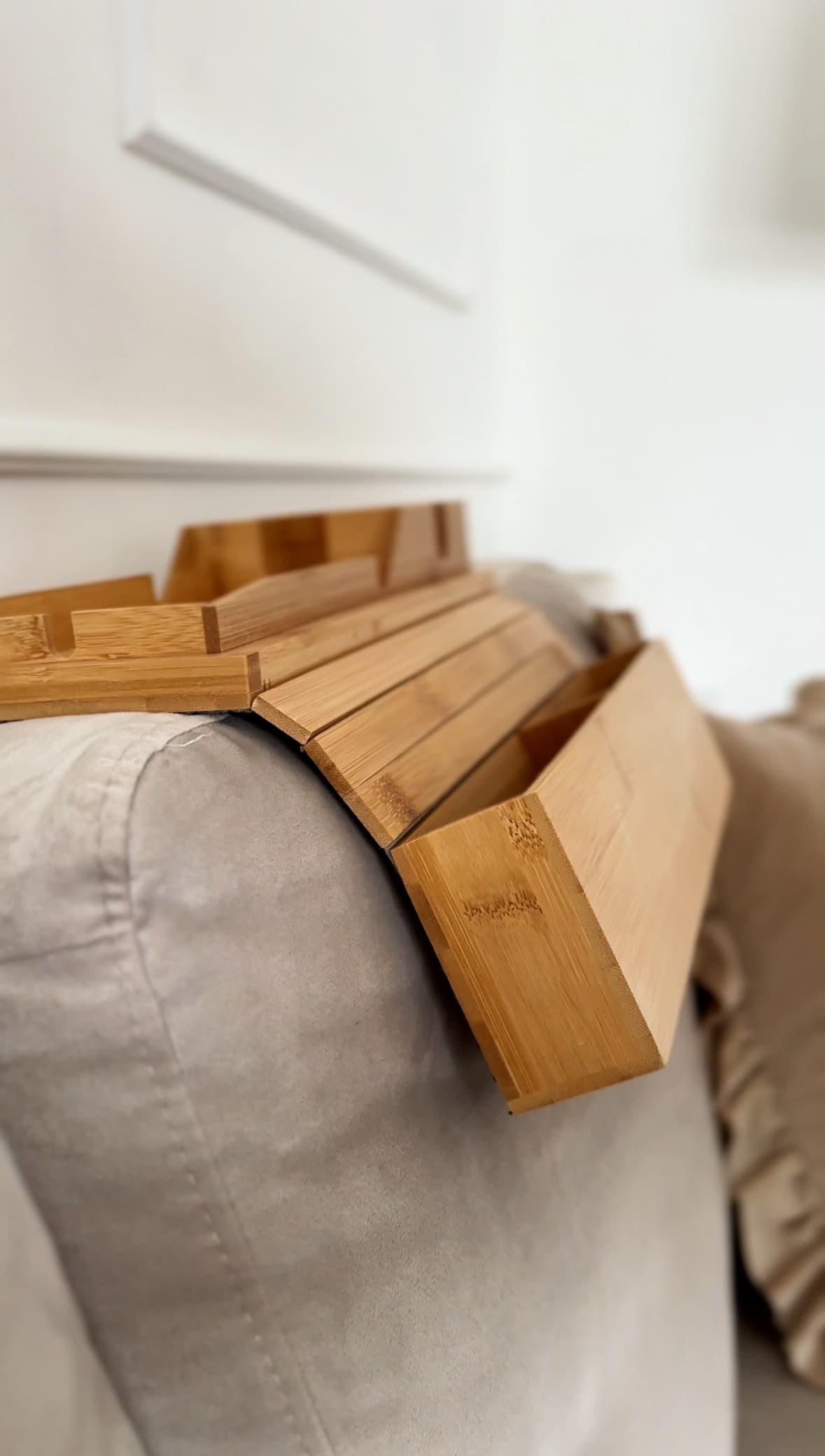 Bambusowa tacka na podłokietnik kanapy – uchwyt na kubek i organizer