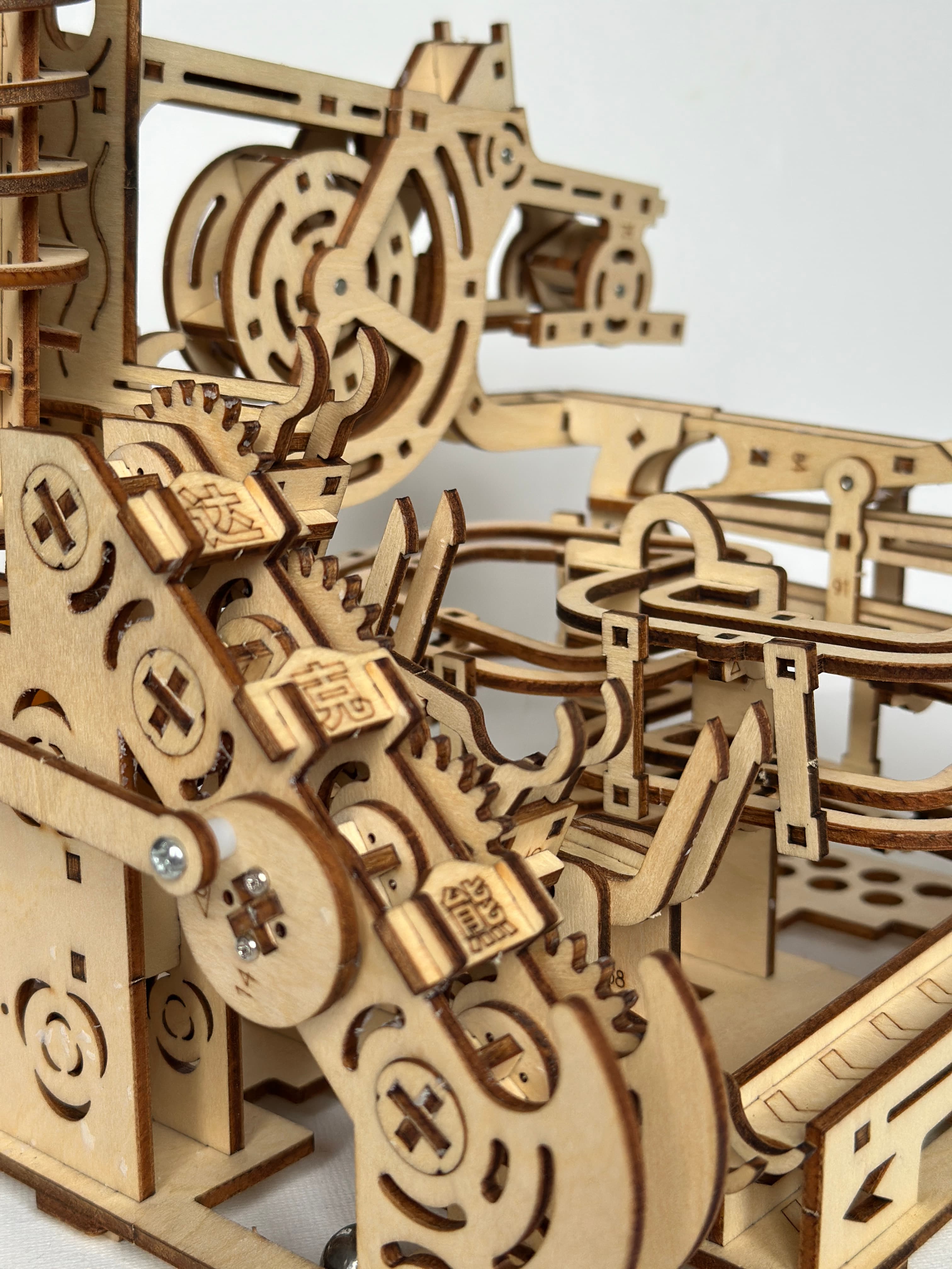 Drewniane puzzle 3D – mechaniczny tor kulkowy do samodzielnego montażu dla dzieci i dorosłych