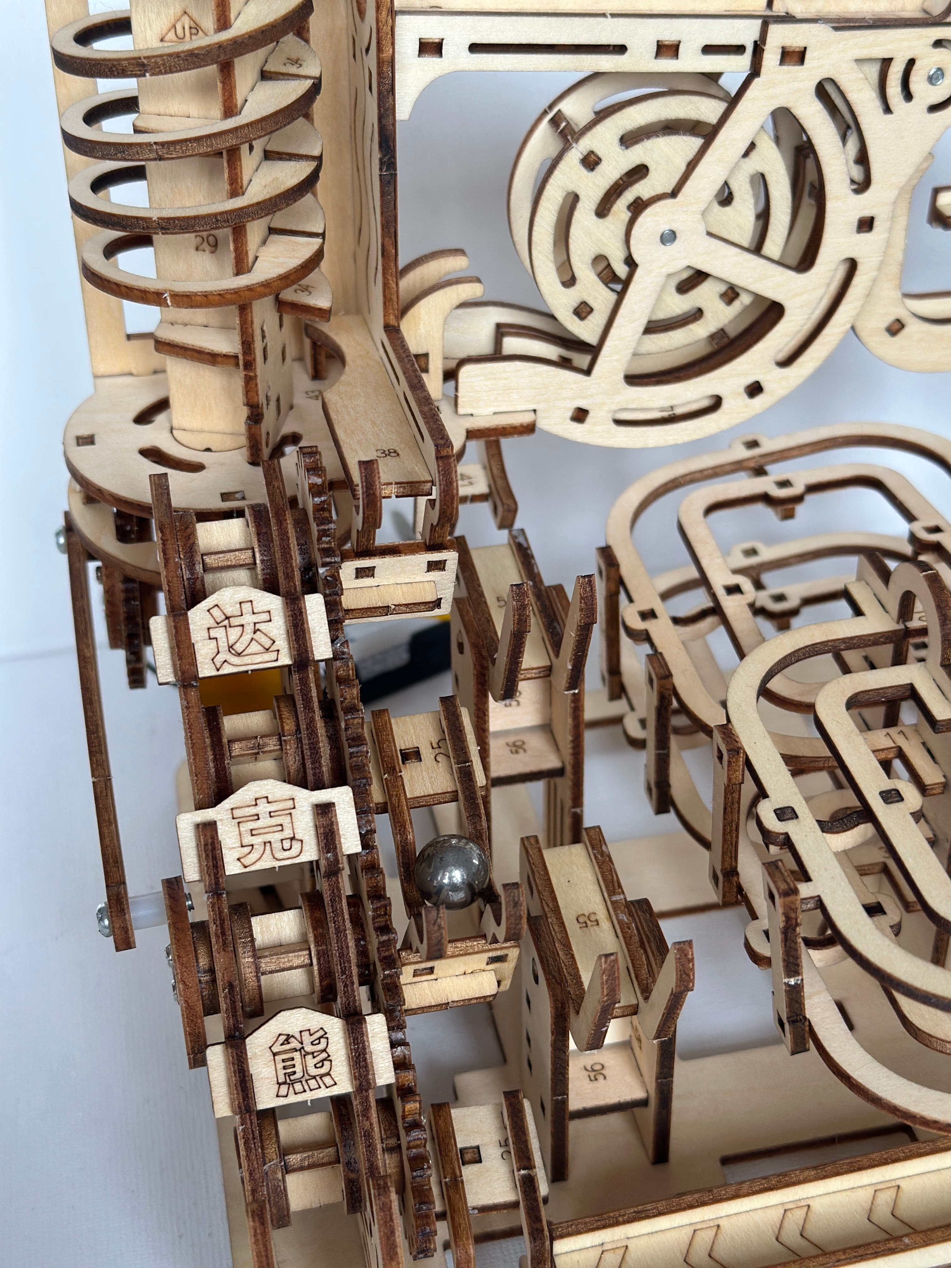Drewniane puzzle 3D – mechaniczny tor kulkowy do samodzielnego montażu dla dzieci i dorosłych