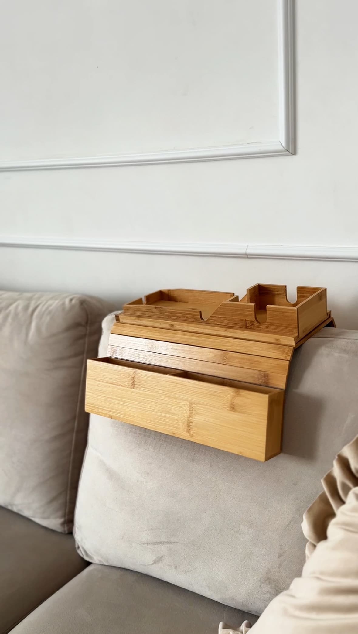 Bambusowa tacka na podłokietnik kanapy – uchwyt na kubek i organizer