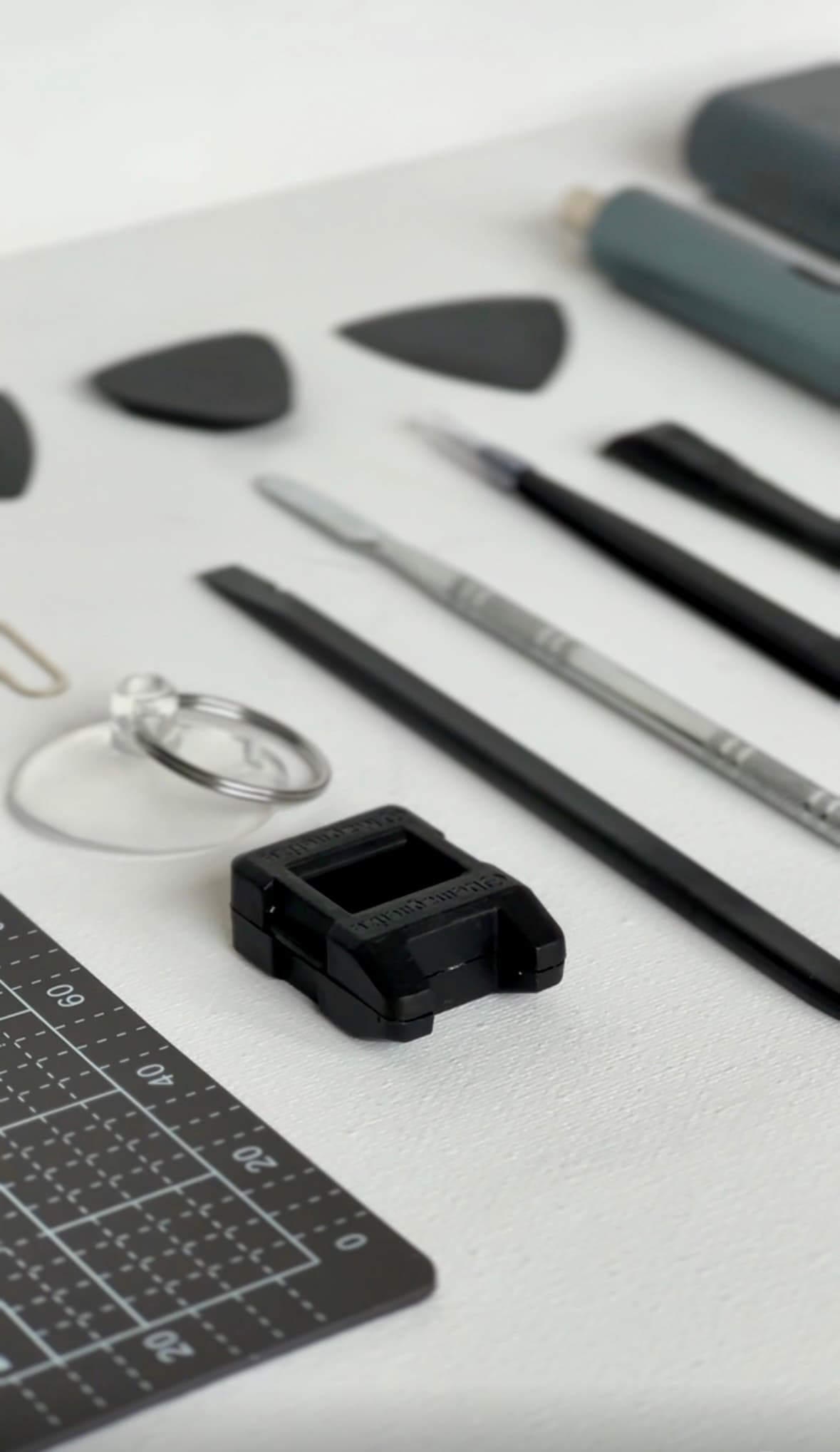 Elektryczny śrubokręt precyzyjny 62w1 – zestaw do naprawy elektroniki