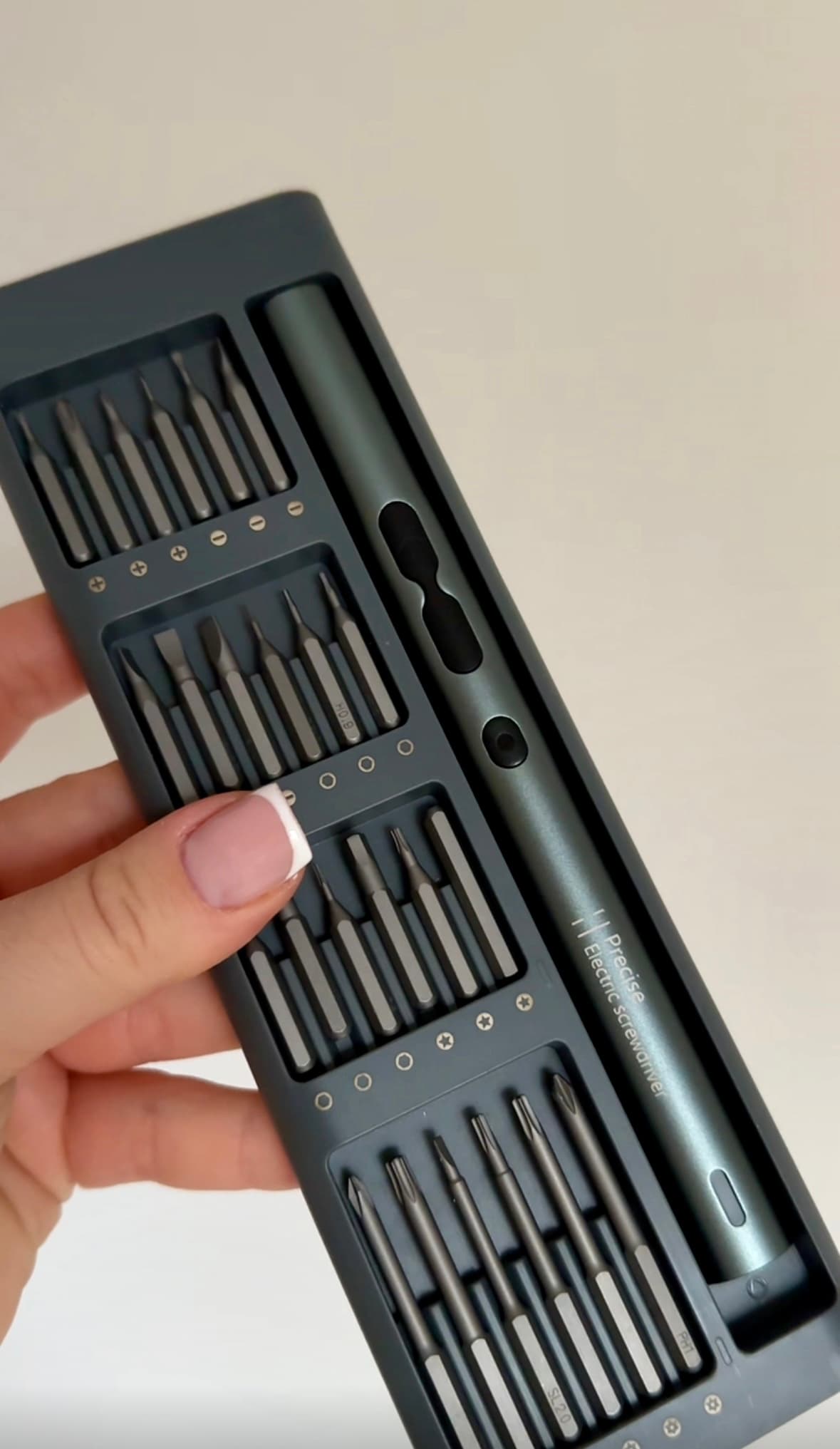 Elektryczny śrubokręt precyzyjny 62w1 – zestaw do naprawy elektroniki