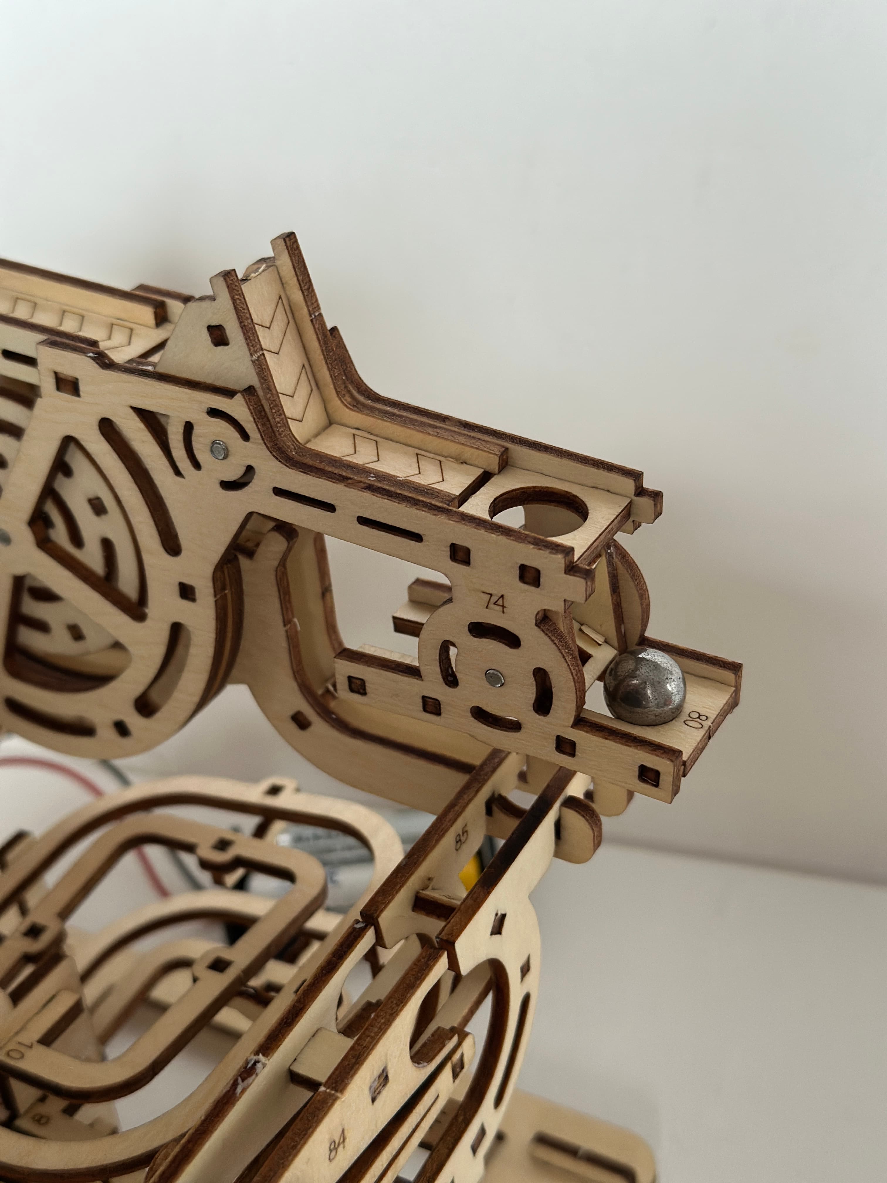 Drewniane puzzle 3D – mechaniczny tor kulkowy do samodzielnego montażu dla dzieci i dorosłych