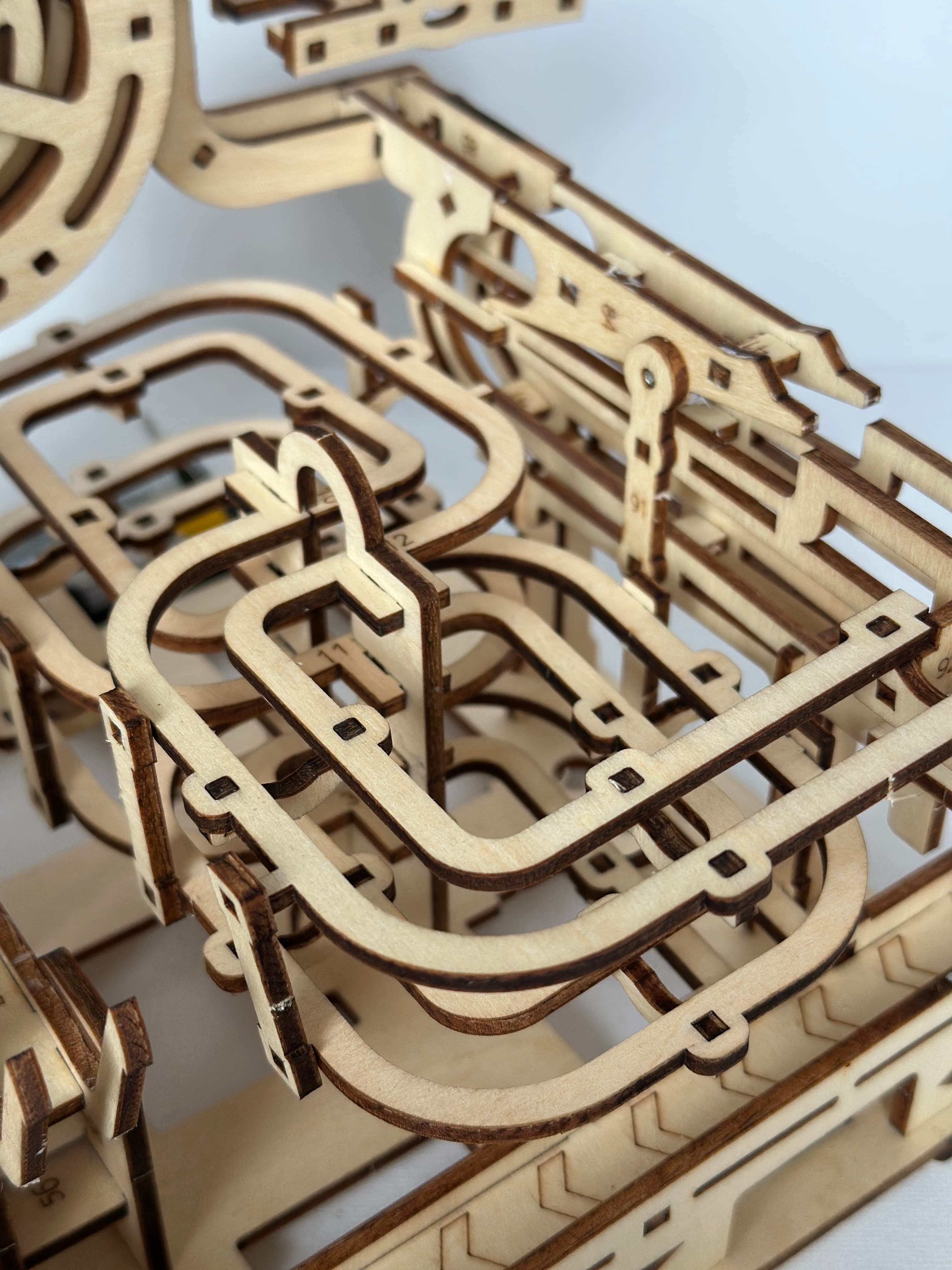 Drewniane puzzle 3D – mechaniczny tor kulkowy do samodzielnego montażu dla dzieci i dorosłych