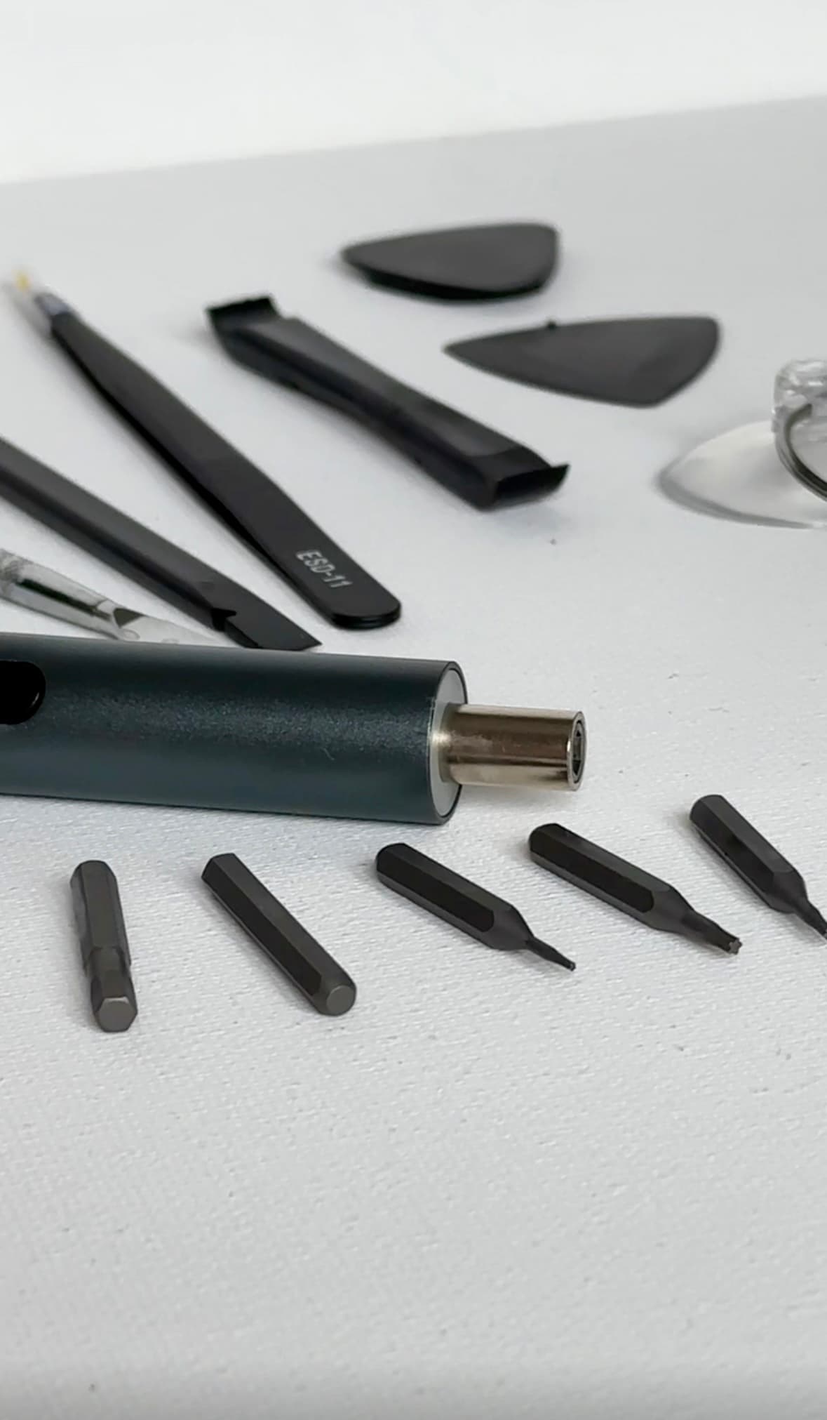 Elektryczny śrubokręt precyzyjny 62w1 – zestaw do naprawy elektroniki