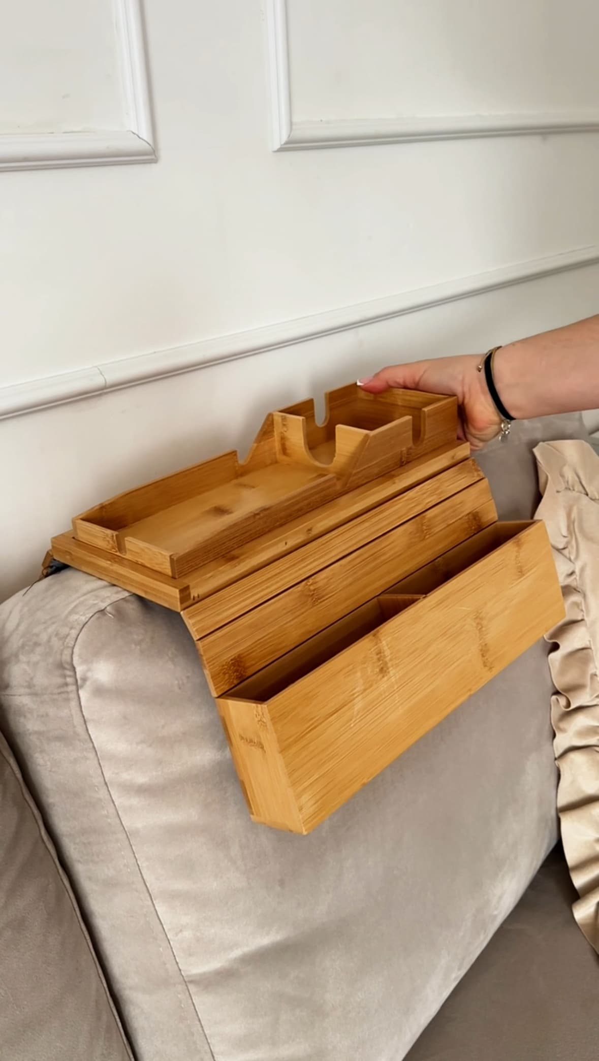 Bambusowa tacka na podłokietnik kanapy – uchwyt na kubek i organizer