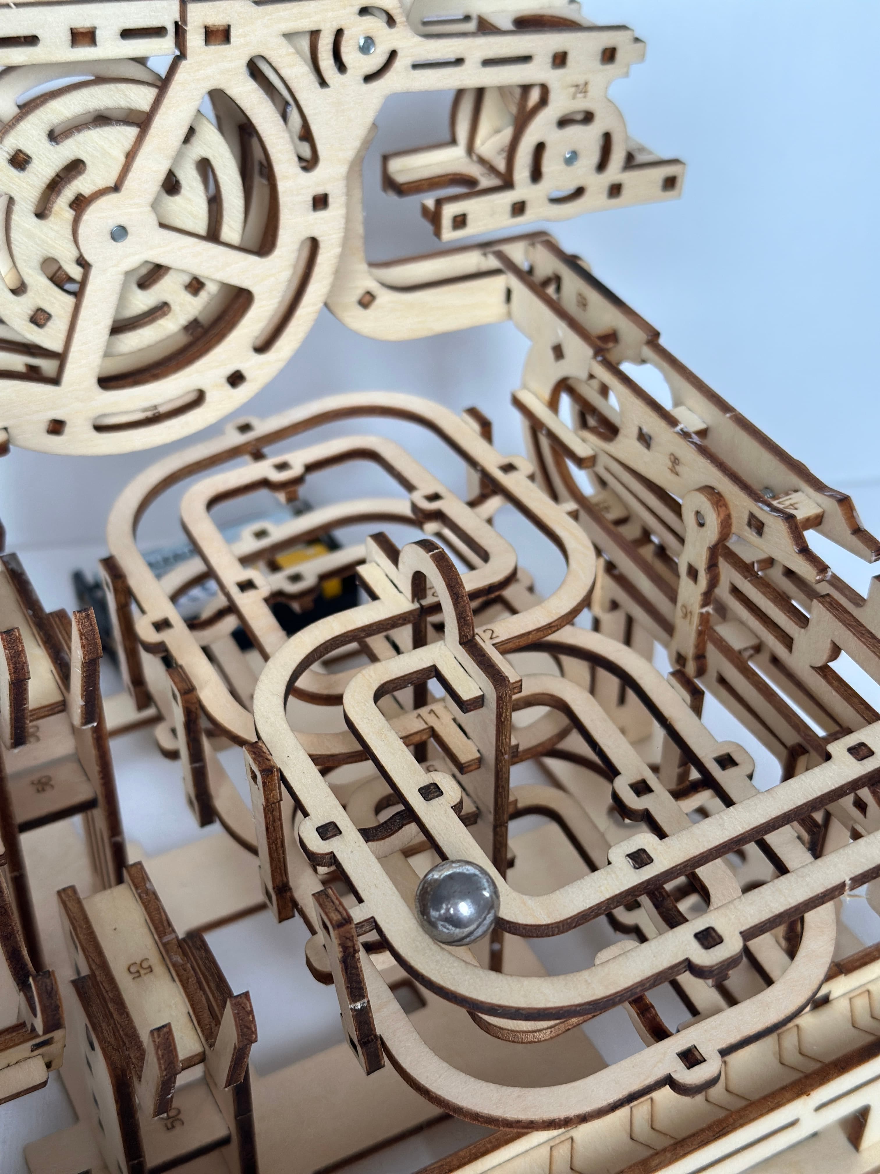 Drewniane puzzle 3D – mechaniczny tor kulkowy do samodzielnego montażu dla dzieci i dorosłych