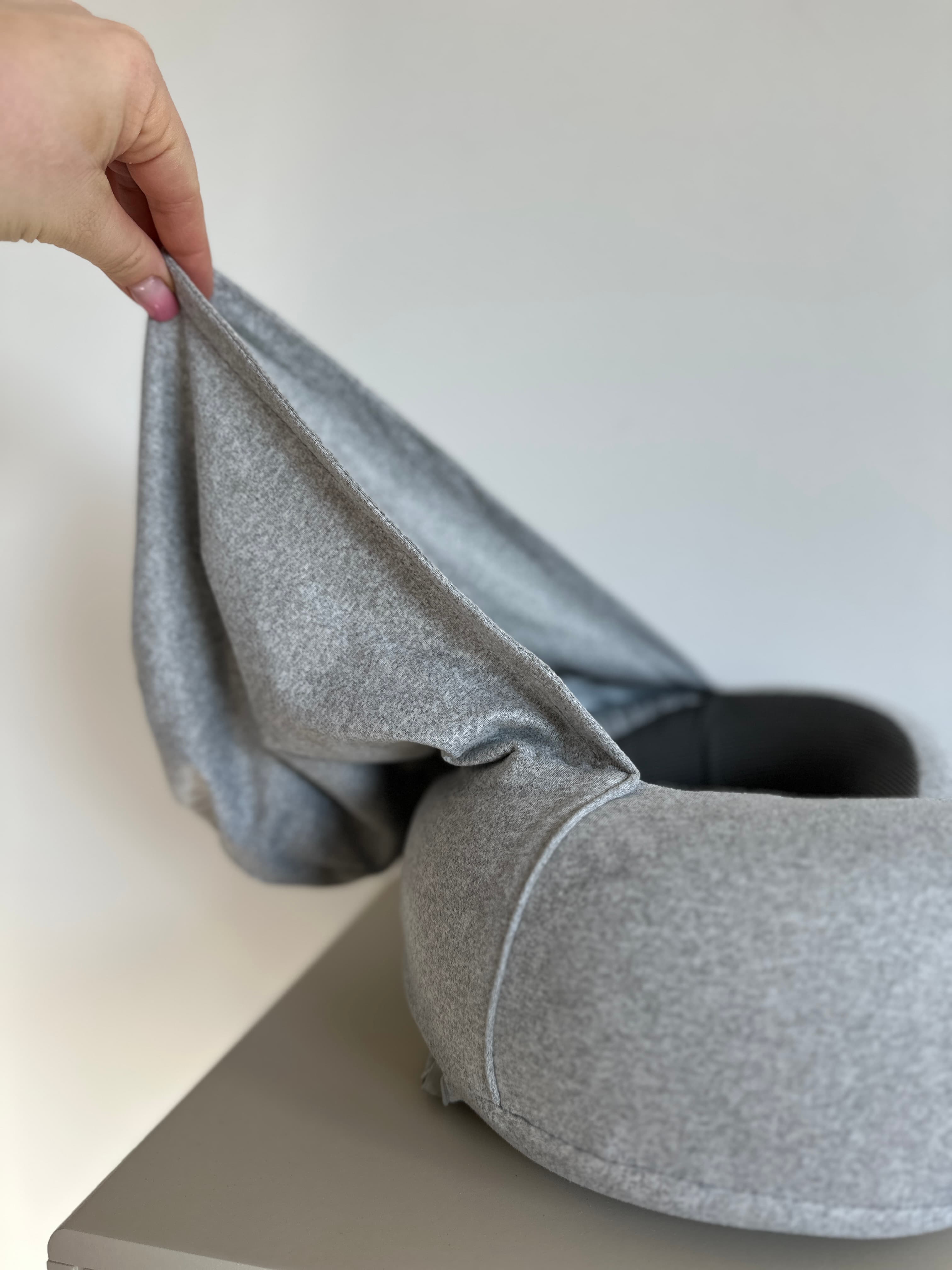 Poduszka podróżna z kapturem i opaską na oczy – ergonomiczna poduszka U z pianką memory