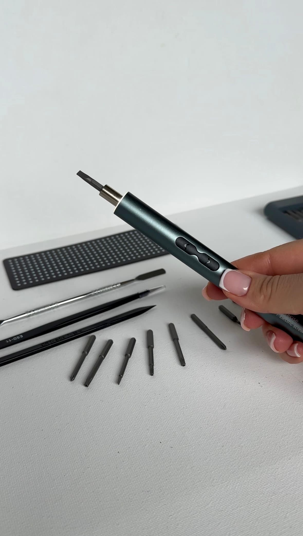 Elektryczny śrubokręt precyzyjny 62w1 – zestaw do naprawy elektroniki