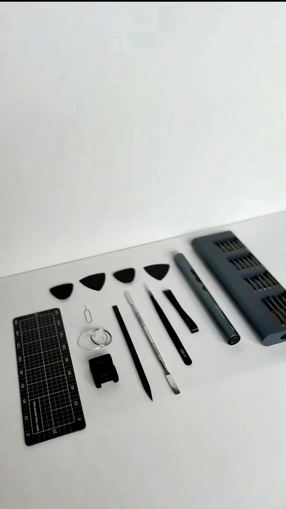 Elektryczny śrubokręt precyzyjny 62w1 – zestaw do naprawy elektroniki