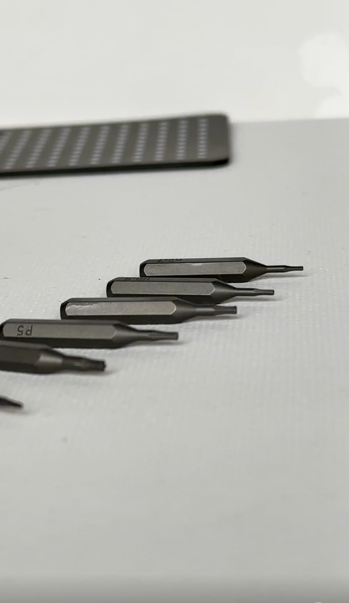 Elektryczny śrubokręt precyzyjny 62w1 – zestaw do naprawy elektroniki