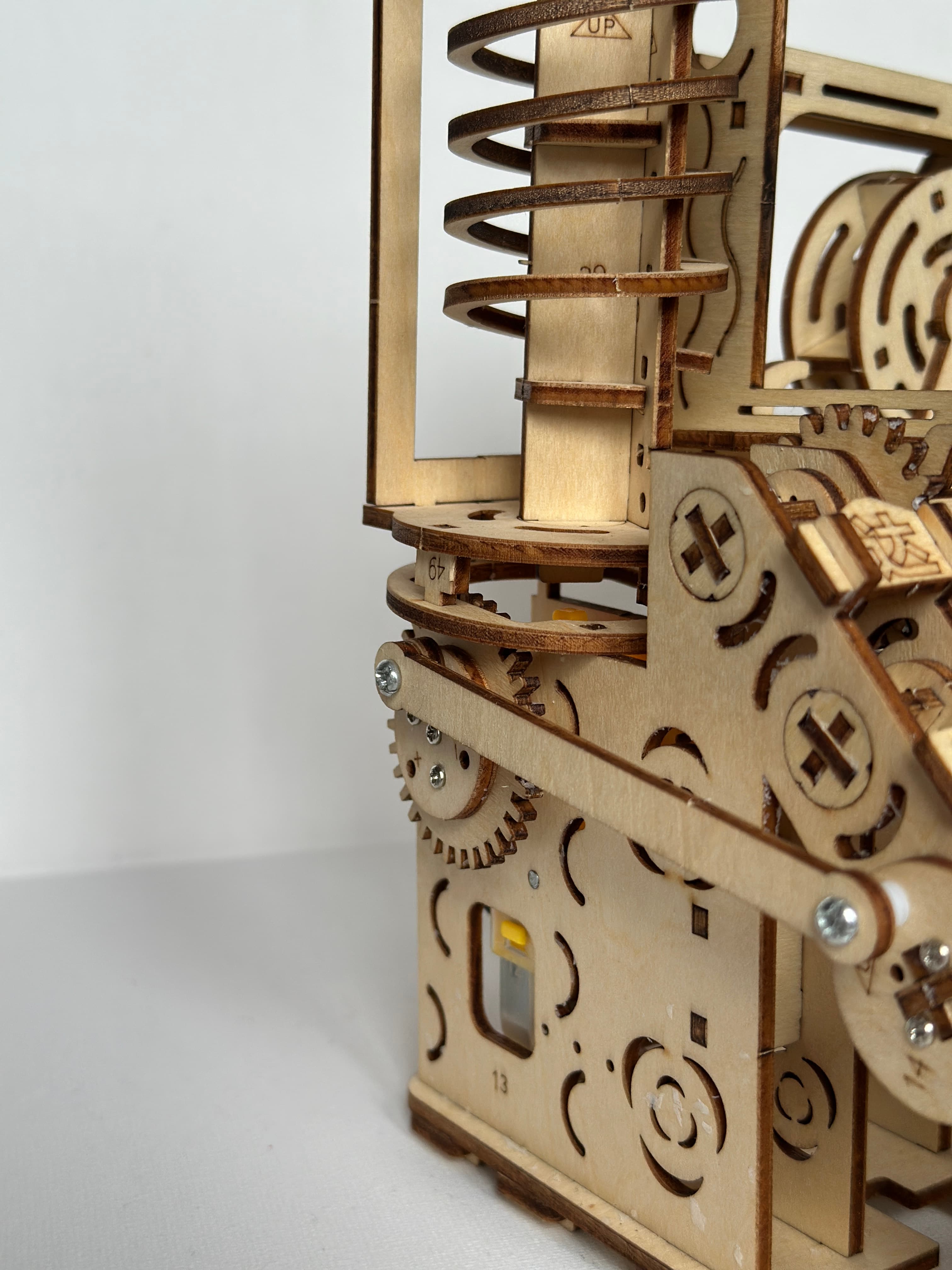 Drewniane puzzle 3D – mechaniczny tor kulkowy do samodzielnego montażu dla dzieci i dorosłych