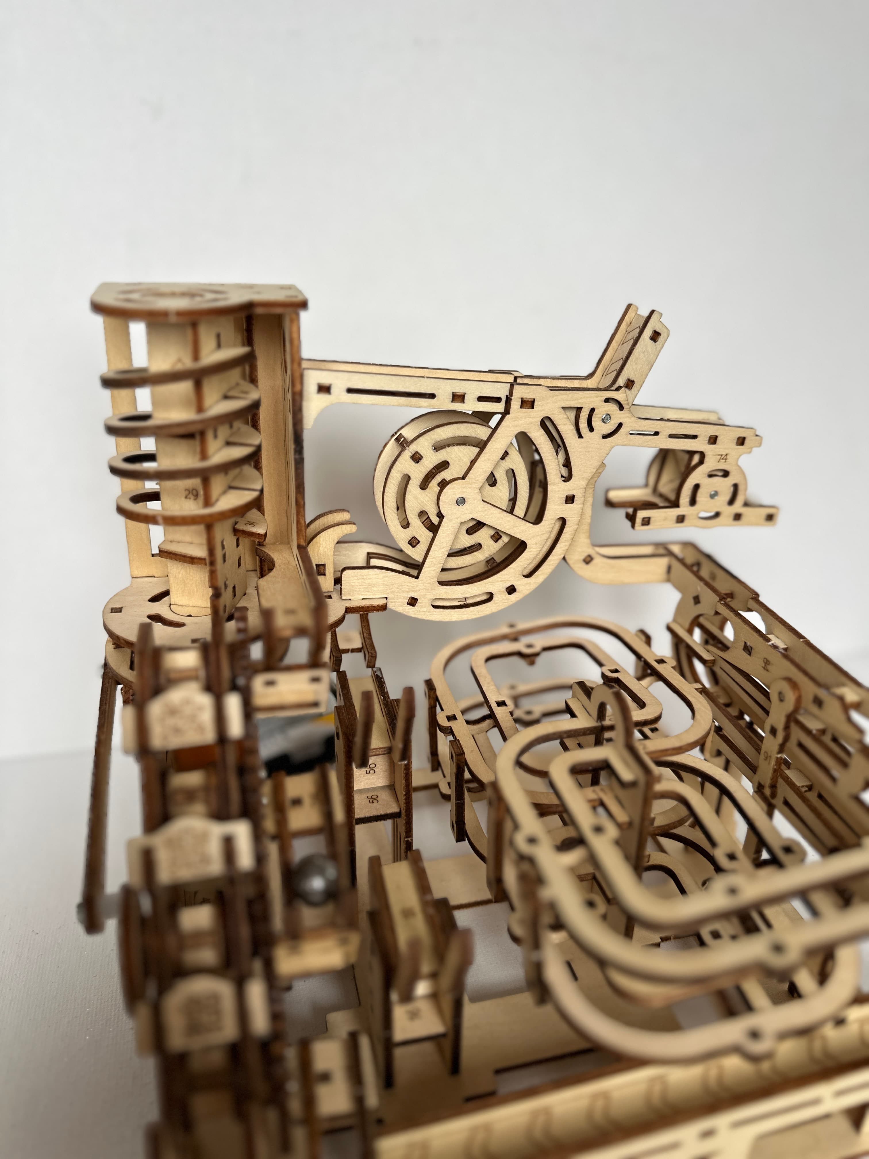 Drewniane puzzle 3D – mechaniczny tor kulkowy do samodzielnego montażu dla dzieci i dorosłych
