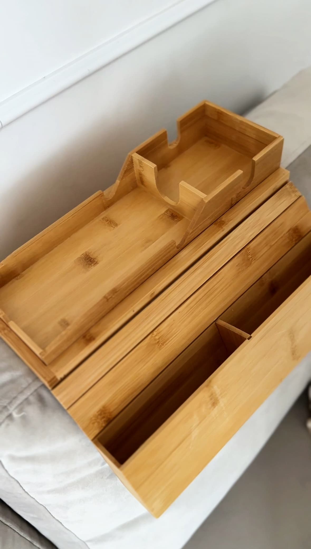 Bambusowa tacka na podłokietnik kanapy – uchwyt na kubek i organizer