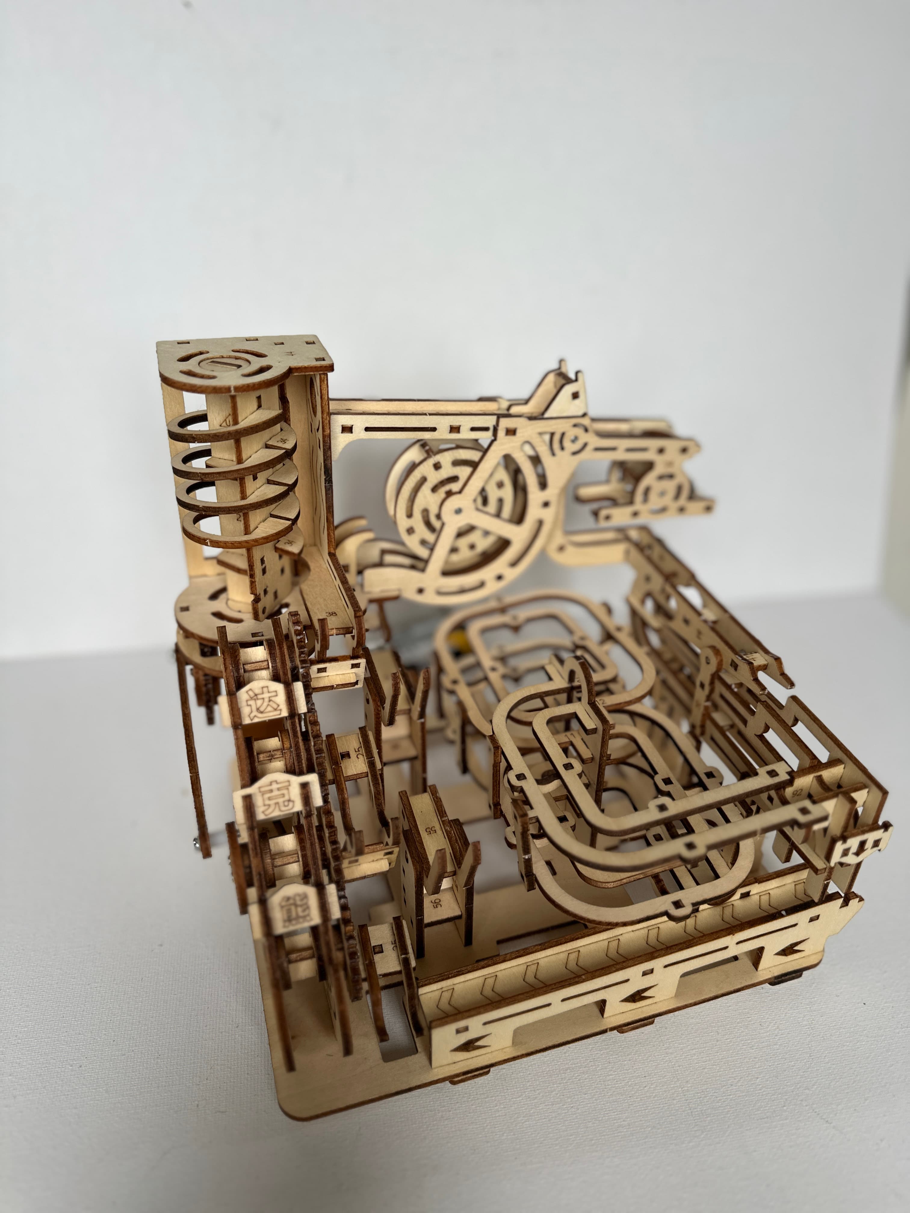 Drewniane puzzle 3D – mechaniczny tor kulkowy do samodzielnego montażu dla dzieci i dorosłych