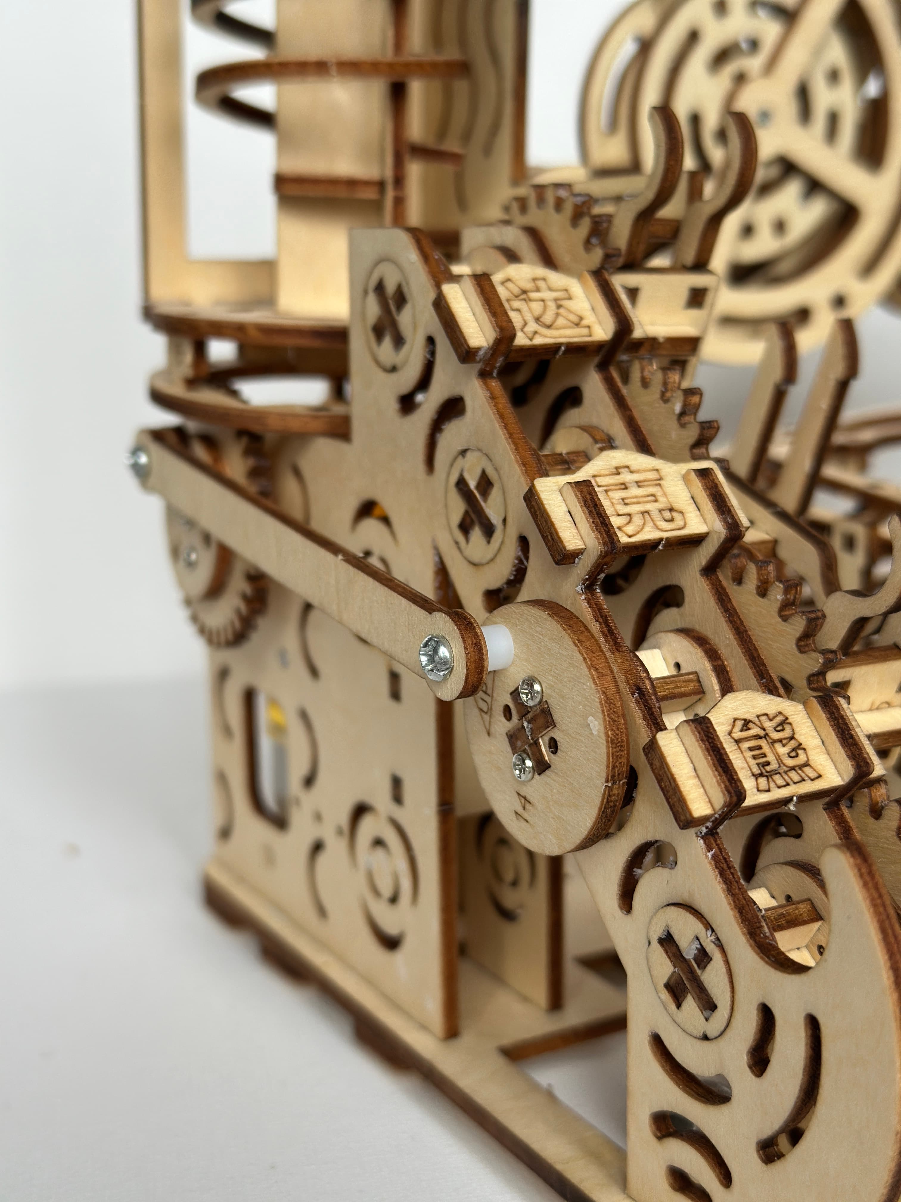 Drewniane puzzle 3D – mechaniczny tor kulkowy do samodzielnego montażu dla dzieci i dorosłych