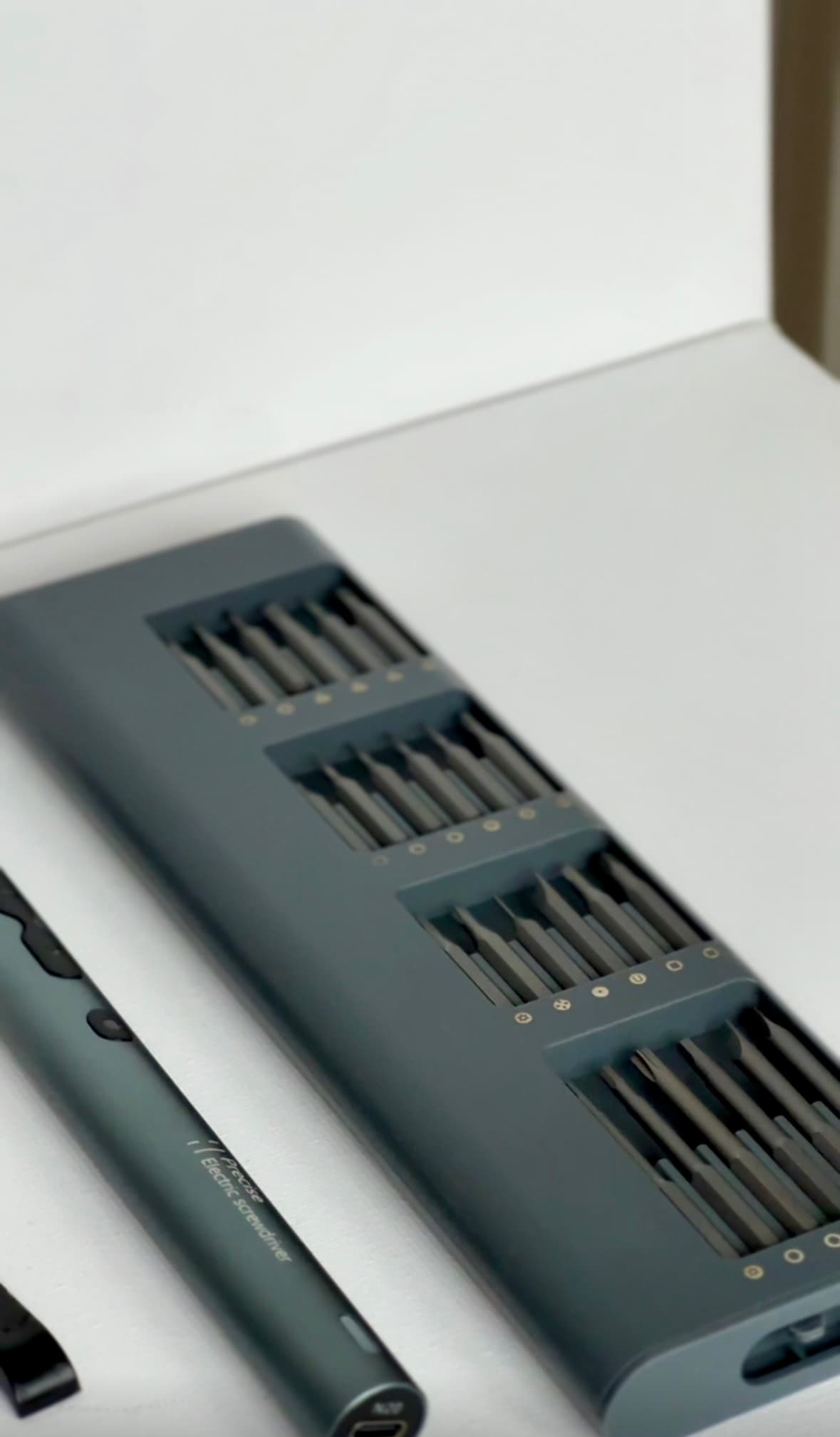 Elektryczny śrubokręt precyzyjny 62w1 – zestaw do naprawy elektroniki