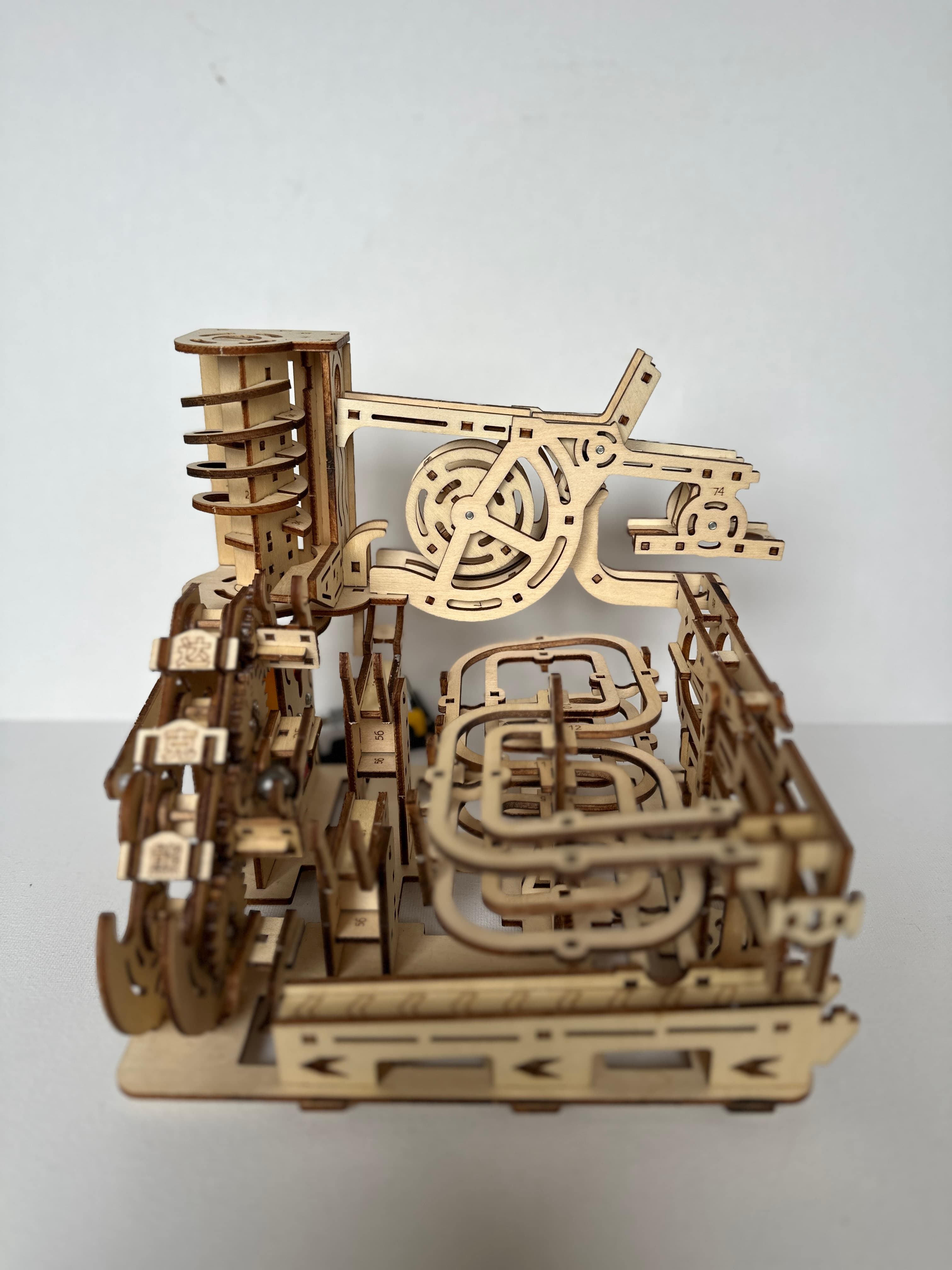 Drewniane puzzle 3D – mechaniczny tor kulkowy do samodzielnego montażu dla dzieci i dorosłych