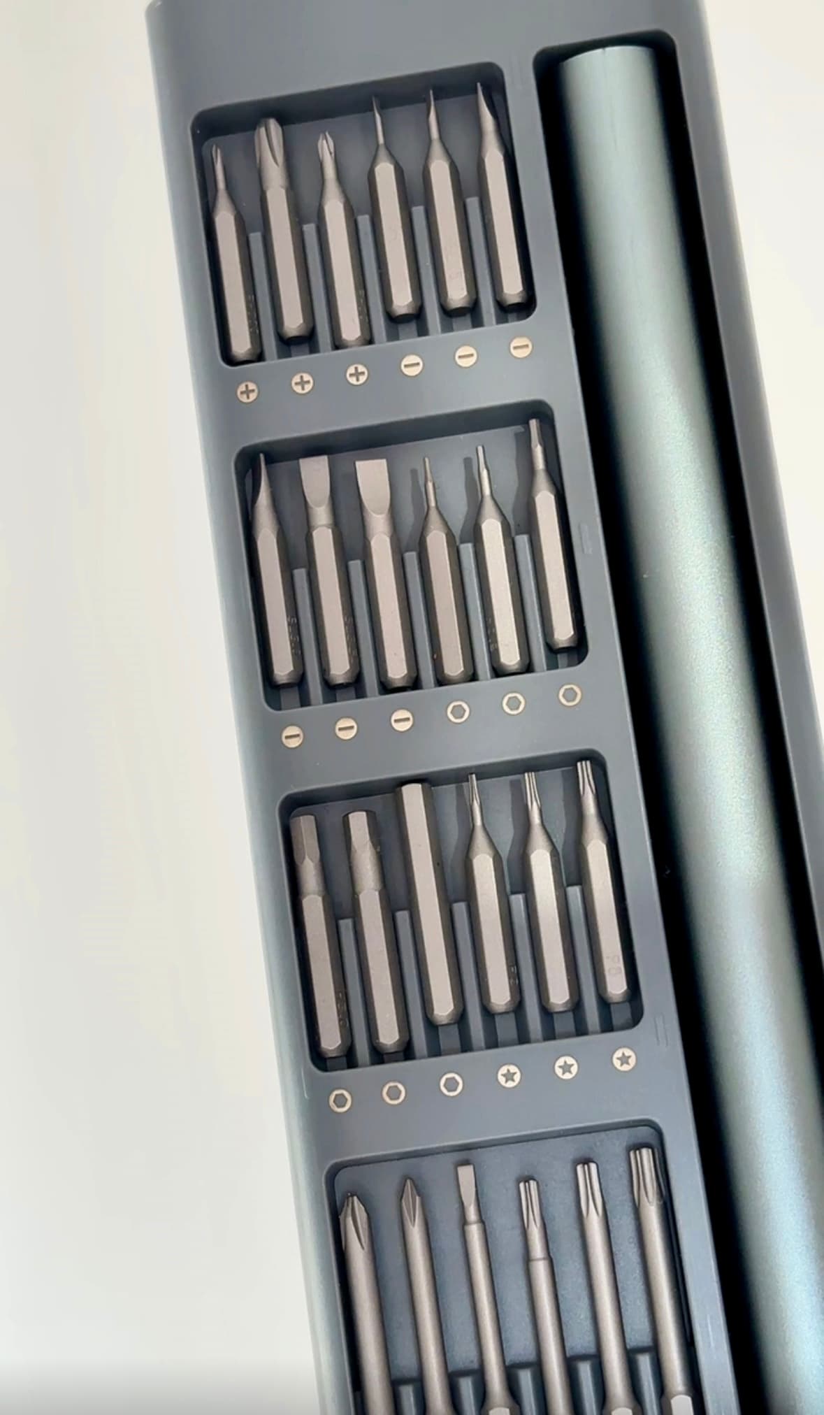 Elektryczny śrubokręt precyzyjny 62w1 – zestaw do naprawy elektroniki