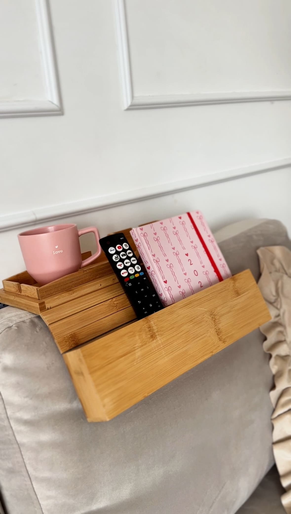 Bambusowa tacka na podłokietnik kanapy – uchwyt na kubek i organizer